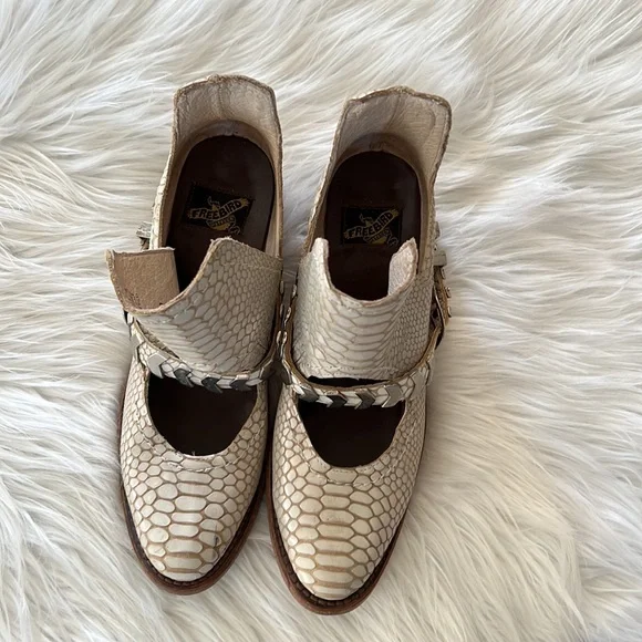 Freebird blade white croco booties with buckle accents size 8 runs big - Picture 4 of 8